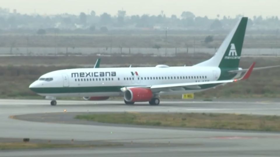 El presidente mexicano dio el banderazo para el primer vuelo de la empresa rescatada por el gobierno federal