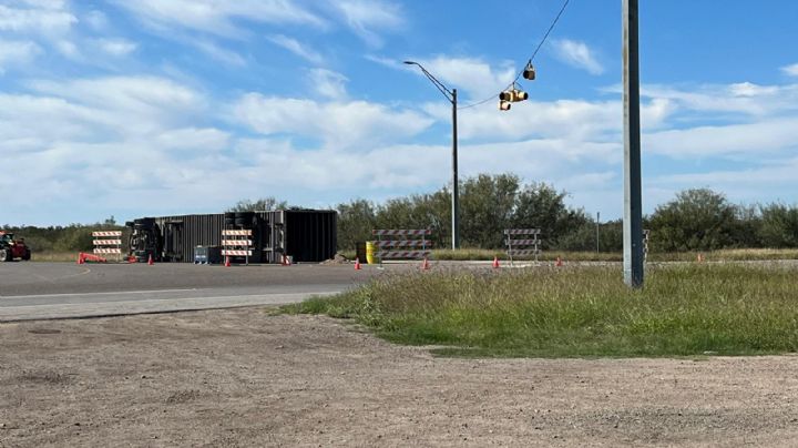 Vuelca tráiler y derrama químicos en camino Las Minas; cierran carril