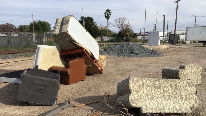 El sujeto dejó los muebles en un baldío del barrio 'El Trompe'