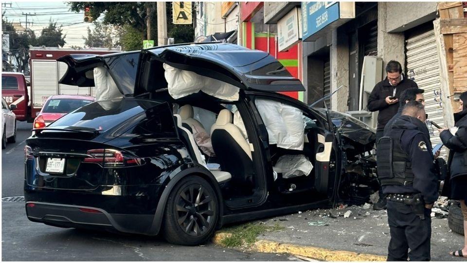 El costoso auto era conducido por una mujer, quien presuntamente se encontraba bajo los efectos del alcohol