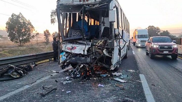 Un fallecido y 20 veracruzanos heridos por brutal choque de autobús contra un tráiler robado