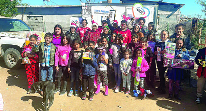 Dan regalos a niños de El Bayito en Nuevo Laredo