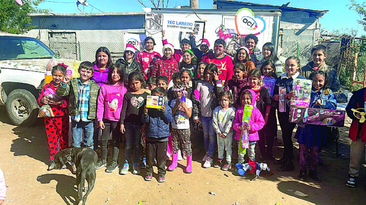 Dan regalos a niños de El Bayito en Nuevo Laredo