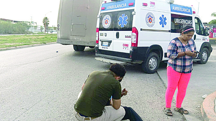 Se cruza ciclista a camión urbano y vive de milagro en colonia Valles de Anáhuac
