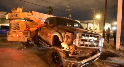 Choca contra barda, poste y remata al impactarse en grúa en la Cesar López de Lara