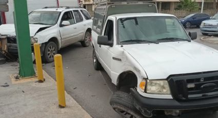 Mujer le quiere ganar al semáforo y provoca fuerte encontronazo en la colonia Juárez.