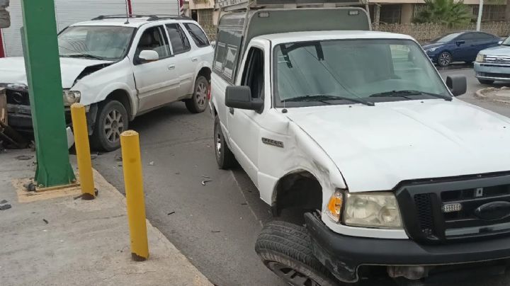 Mujer le quiere ganar al semáforo y provoca fuerte encontronazo en la colonia Juárez.
