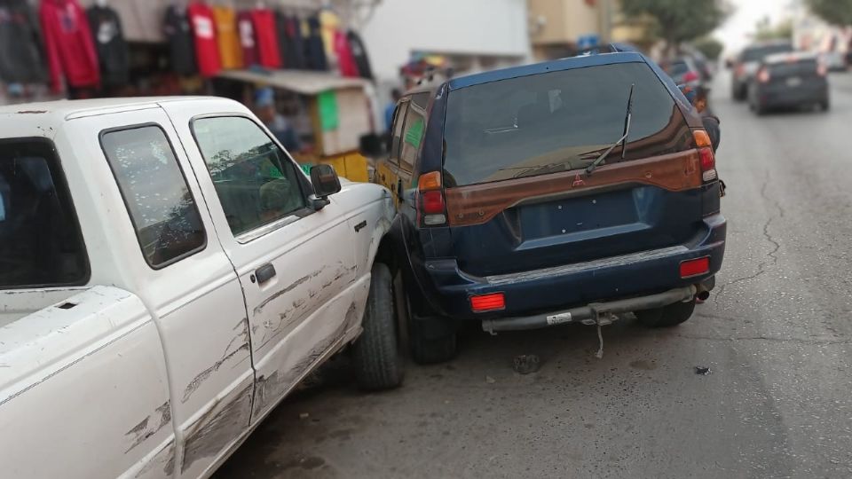 La imprudencia al volante causó este choque donde tres autos se vieron involucrados, con serios daños materiales