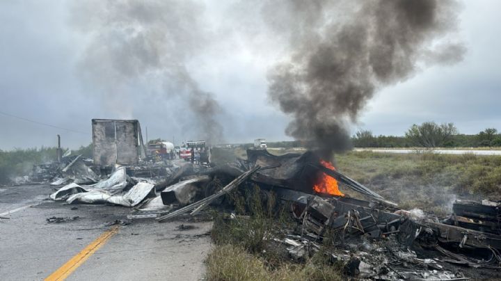Chocan dos tráileres y se incendian en el Mex 2; chofer está grave