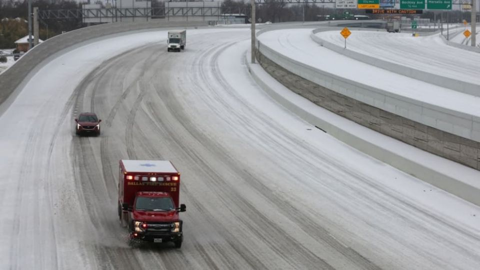 Las carreteras en Texas aún tiene hielo