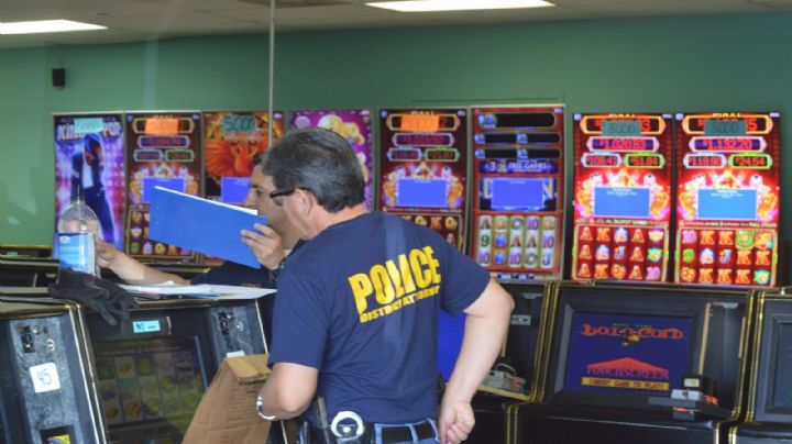 Catean dos negocios de 'maquinitas' en Laredo, Texas