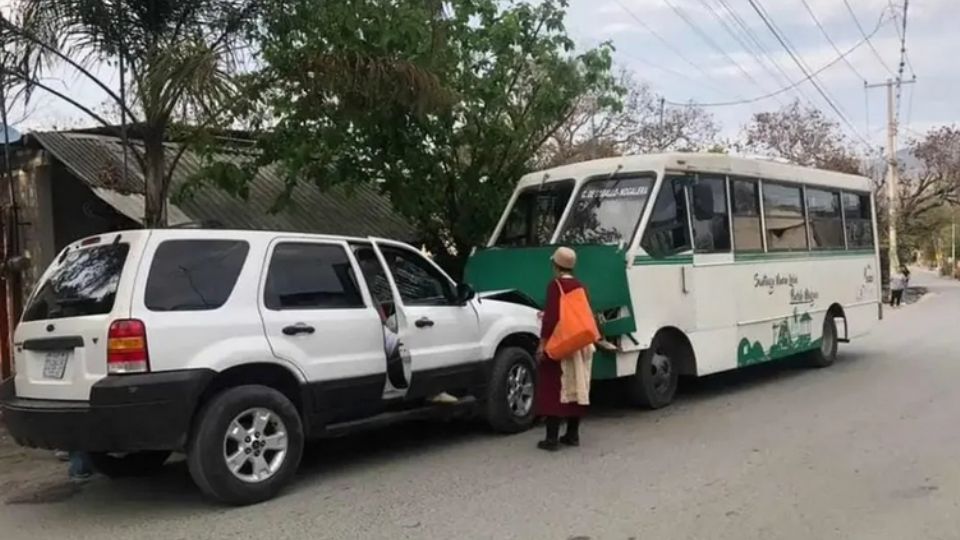 La camioneta chocó contra un microbús