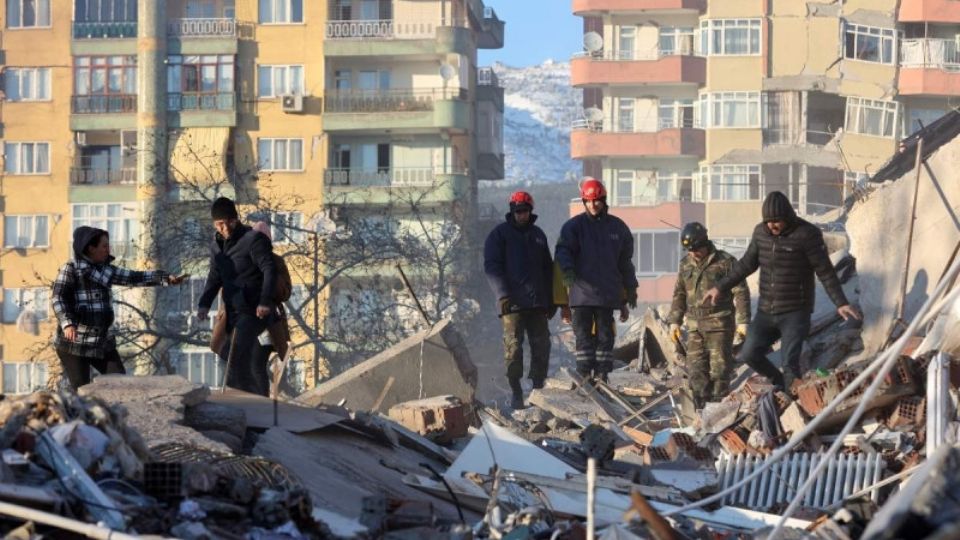 La ayuda humanitaria tarda mucho en llegar al país de Oriente próximo, sumido en el caos total por el terremoto sufrido el lunes