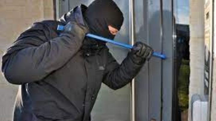 Presunto ladrón es fracturado al intentar entrar a robar a una casa; lo mandan al hospital