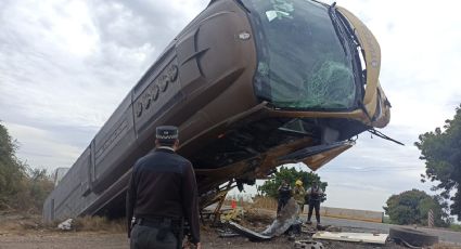 Autobús sufre volcadura de película; termina 'encajado' en canal | FOTOS