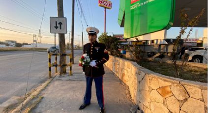 Soldado Enamorado presente este 14 de febrero; espera a su amada en Nuevo Laredo