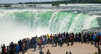 Mujer se lanza a Cataratas del Niágara y muere; salvan a su hijo | VIDEO