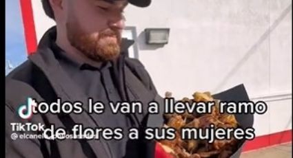 Negocio mexicano vende 'ramos de pollo asado' por el Día de San Valentín | VIDEO