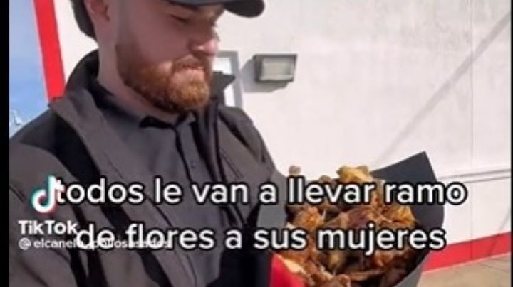 Negocio mexicano vende 'ramos de pollo asado' por el Día de San Valentín | VIDEO