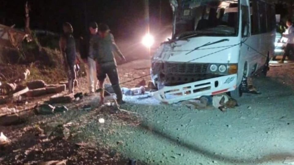 El conductor perdió el control del vehículo, precipitando el bus hacia un despeñadero