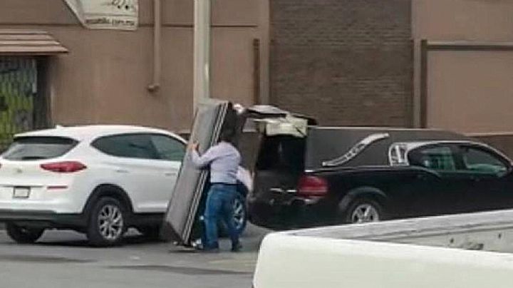 Ataúd "cobra vida" y se le escapa de la carroza; conductor lo recupera corriendo | VIDEO