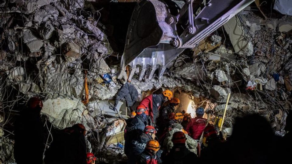 Fue rescatado con vida tras permanecer 10 días entre los escombros