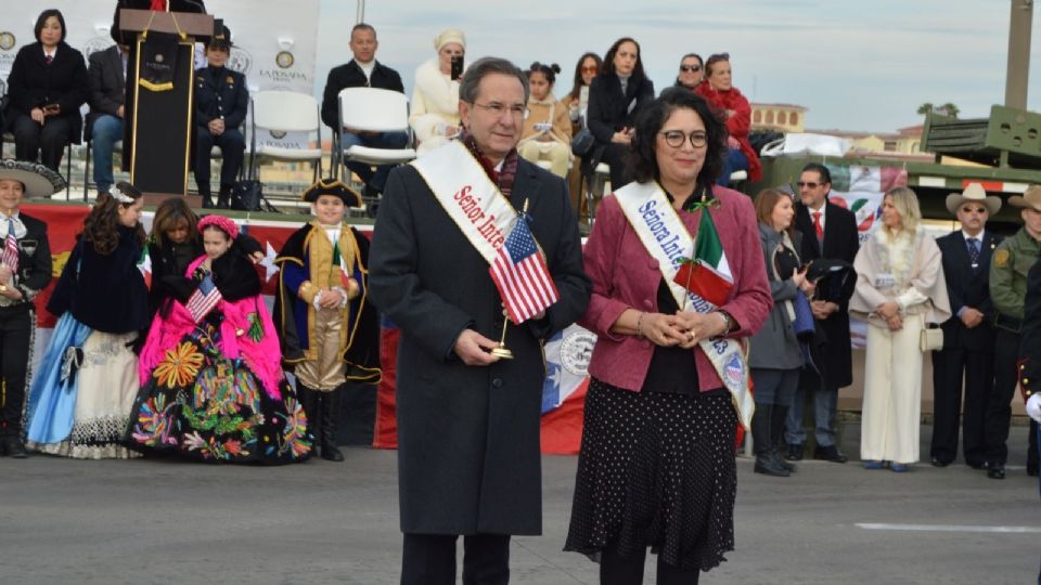 Como Señor Internacional de México, el Embajador Esteban Moctezuma se dio el abrazo con la Doctora María Elena Giner, Comisionada Internacional de Límites y Aguas de EU.