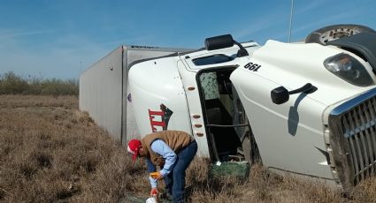 Trailero se vuelca; camión queda destrozado y salva la vida de milagro