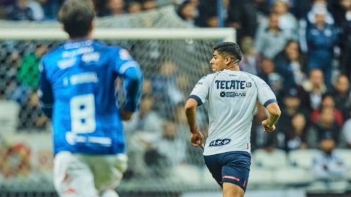 Jugador de Rayados se cambia tres veces de jersey en un mismo partido; este es el motivo