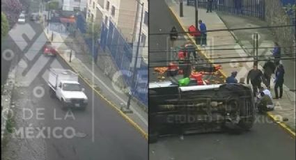 Vuelca camión de pollos en la CDMX y vecinos ayudan a recoger la mercancía | VIDEO