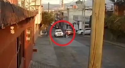 Taxista atropella a una mujer, a sus dos hijos y se da a la fuga | VIDEO