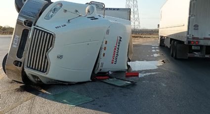 Volcadura en Libramiento Mex 2; exceso de peso vence al tráiler | FOTOS