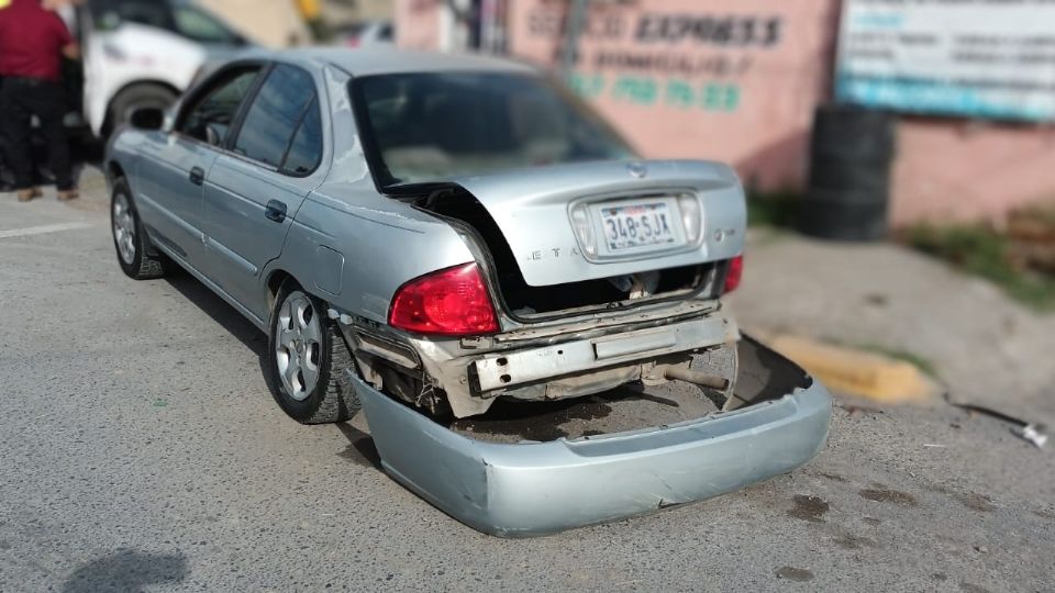 El auto recibió todo el impacto y rebotó contra un poste.