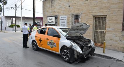 Taxista se pasa luz roja y choca en el crucero de Mina y Obregón