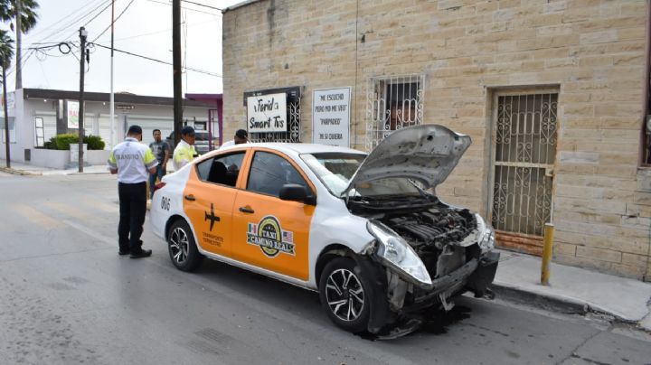 Taxista se pasa luz roja y choca en el crucero de Mina y Obregón