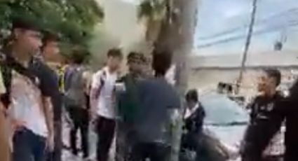 Estudiante de preparatoria queda inconsciente tras pelea | VIDEO