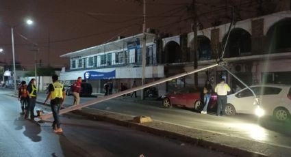 Conductor choca auto estacionado y derriba poste en avenida Obregón