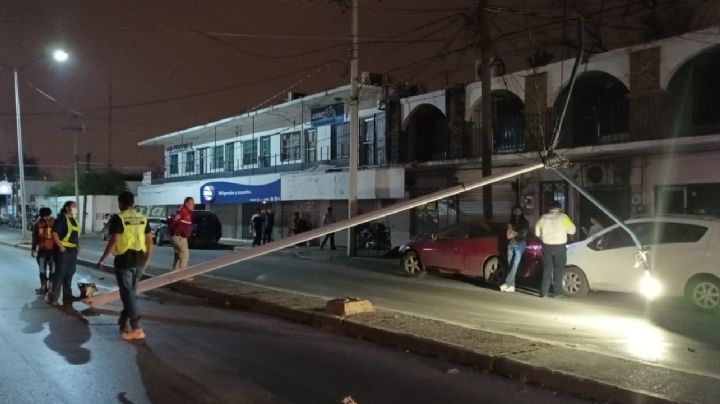 Conductor choca auto estacionado y derriba poste en avenida Obregón