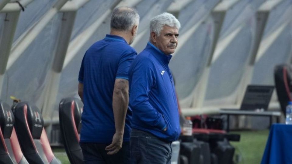 Ricardo 'Tuca' Ferretti podría ser sancionado por fumar