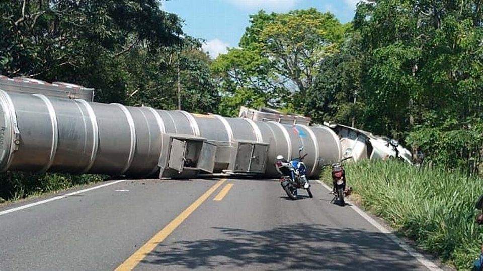 Crea caos al bloquear la carretera