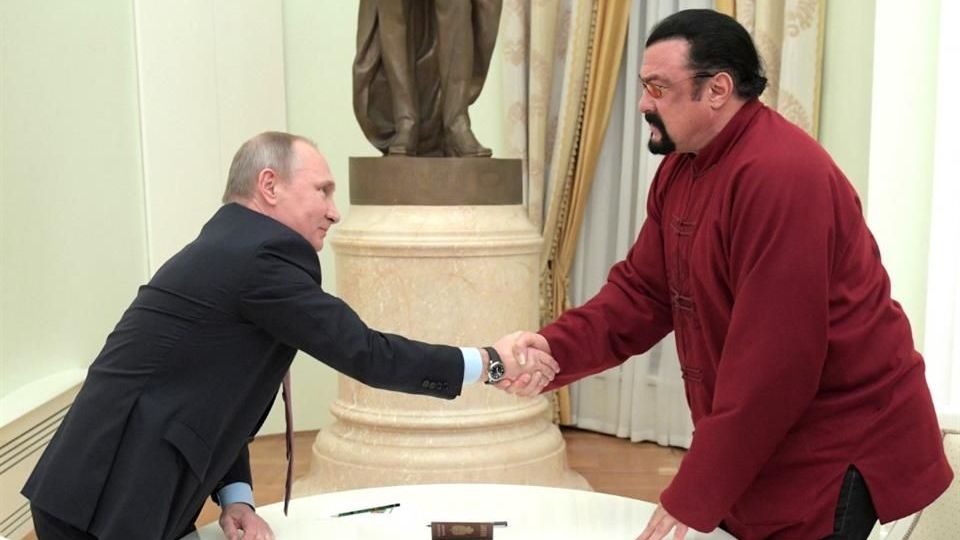 El actor recibió una condecoración de manos de Vladimir Putin