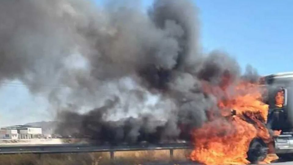 Fuego consume cabina de tráiler-pipa