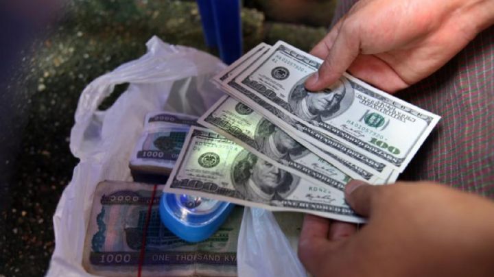 Mujer encuentra 15 mil dólares en gasolinera; esto fue lo que hizo con ellos