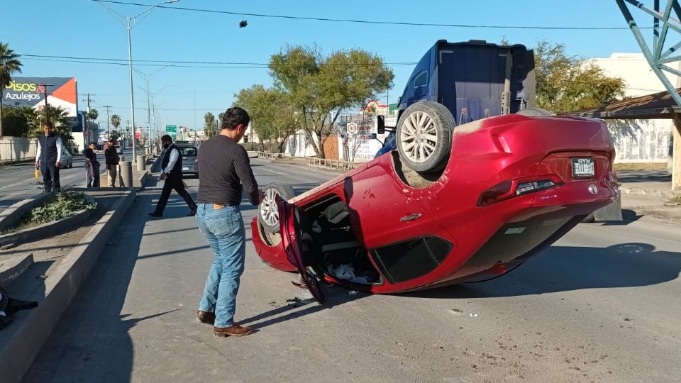 Pese a volcar su vehículo, el hombre salió ileso.