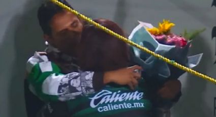 Le propone matrimonio a su novia en el Santos-América | VIDEO