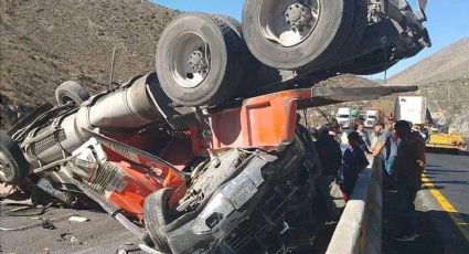 Choque múltiple en Los Chorros, Coahuila; tráiler vuelca sobre camioneta | FOTOS