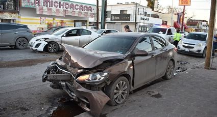 Choque múltiple en la Avenida Guerrero y Venustiano Carranza; llegan ambulancias al rescate