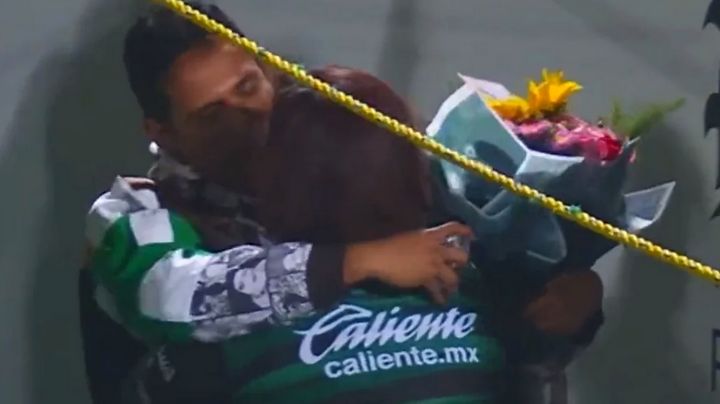 Le propone matrimonio a su novia en el Santos-América | VIDEO