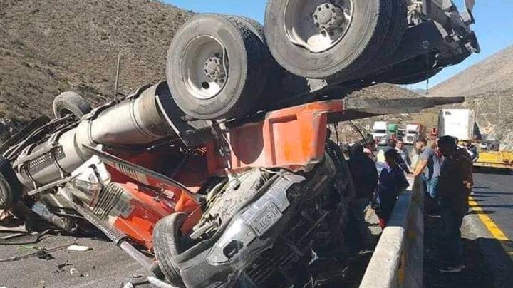 Choque múltiple en Los Chorros, Coahuila; tráiler vuelca sobre camioneta | FOTOS