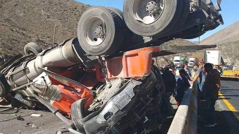 Tráiler le cae encima a conductor